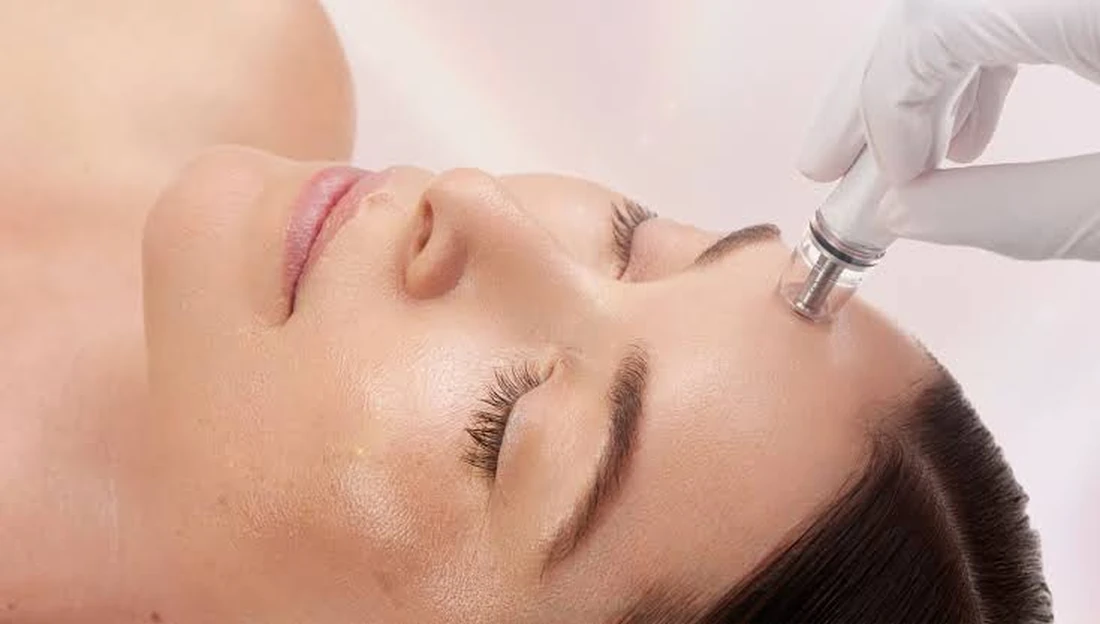 Medical facial in progress at Aeconic Aesthetic Clinic, Canggu — device-assisted exfoliation and deep cleansing